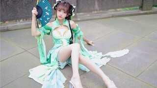 "这个人  怎么跟个小手办似的~"