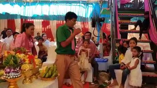មើកំភ្លែងលេង
