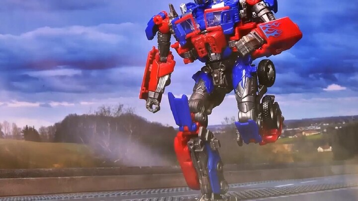 Trần sức mạnh chiến đấu Transformers, review hình Optimus Prime