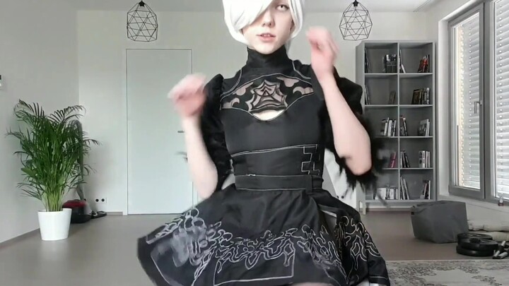 Pernahkah Anda melihat elles bermain cosplay 2b