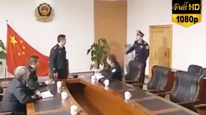 男警冲进会议室大骂领导，脱下警服，回家帮老婆卖咸菜