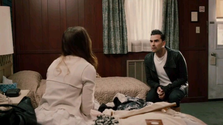 [Schitt's Creek] S1 Ep1 - Our Cup Runneth Over