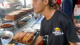 300 porsi setiap hari pisang tanduk penyet aa asep paling laris di pasar lama, tanggerang banten