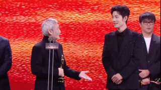 笑翻了！！！徐克：“让她们安静一下”！！！肖战一个手势，全场瞬间安静，亮晶晶的眼睛，温柔的掌控者！！！