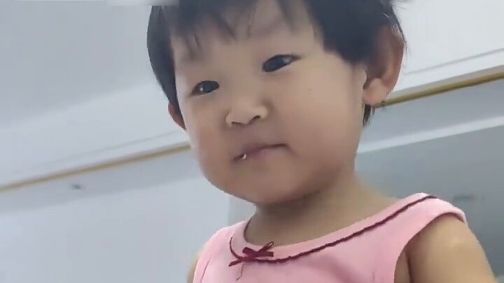 Người cha dạy con gái không nên ăn tại bàn sau đó khiến phần bình luận tranh luận sôi nổi.
