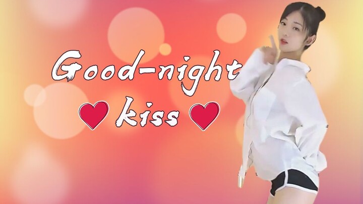 [Tarian] Gadis dalam beberapa kaos putih menarikan "Good Night Kiss"