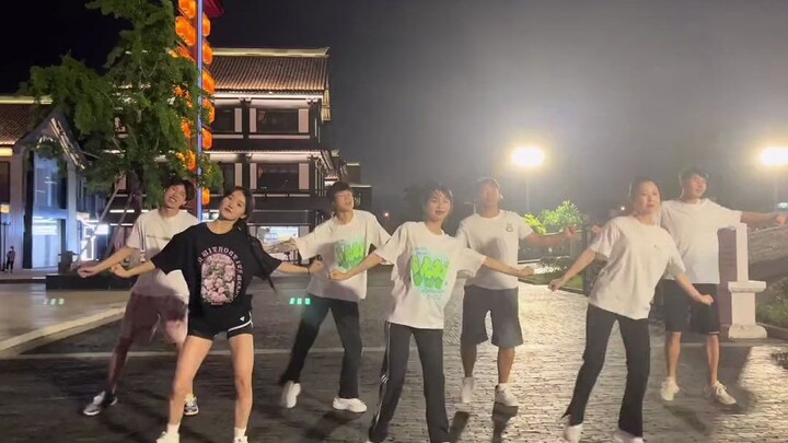 一个粉红的灯泡舞蹈