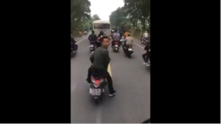 Hình ảnh 1 đám thanh niên chặn xe đưa đón các chú bộ đội đi về đơn vị chắc là đưa đón