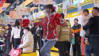 Sangat luar biasa! Mengenakan jaket bunga besar dari Timur Laut dan memainkan mesin dansa membawa ke