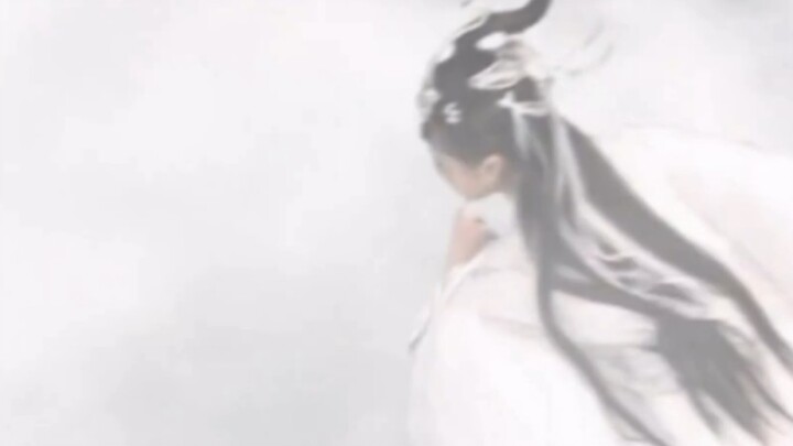 เธอสวมชุดสีขาวพลิ้วไสวและดูคล้ายนางฟ้ามาก เธอเก่งเรื่องบินมากจริงๆ! - นี่คือลักษณะของนางฟ้าตัวจริงที