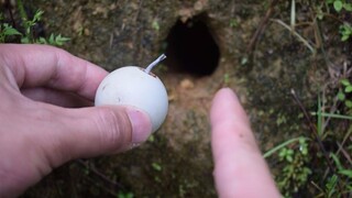 Isi bola pingpong dengan bubuk cabai setan, ubah menjadi "gas air mata", bakar dan buang ke lubang t