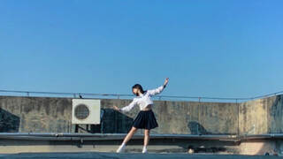 Khiêu vũ trên mái nhà vào buổi chiều / Vũ đạo của một cô gái Nhật Bản / "Cô ấy đã sống"