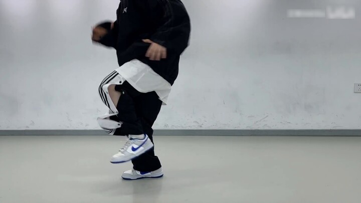 Common steps for dancing/If you feel uncoordinated and inflexible, practice this comprehensive train