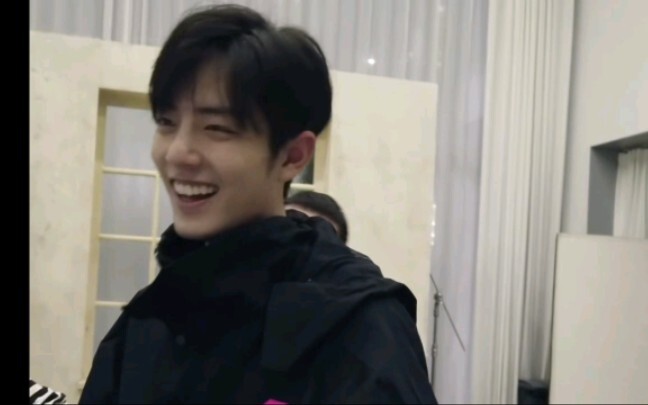 [Xiao Zhan] How could there be a boy with such a beautiful smile? It’s so contagious. He’ll always b