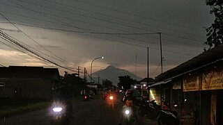 gunung Merapi dari jauh