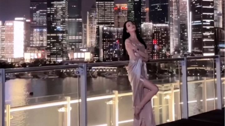 This woman made me willingly videotape her in the middle of the night! ! !