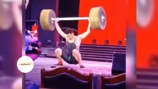 Tạ nặng thế mà anh ấy nhấc được