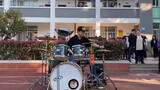 [Gambar]Memainkan drum <Gurenge> di sekolah