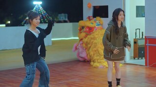 Shan Yichun dan Shen Yue bermain di mesin dansa, dan Wang Ziqi serta Wang Xing menirunya dengan sema