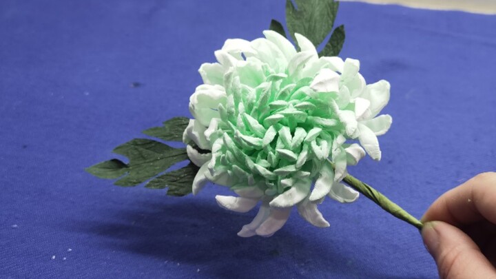 随意做了朵菊花玩玩。最近好多粉丝说我的纸巾花可以作为通草花练手用，我去看了看通草花，觉得还挺有道理，我把它捏花瓣的方法夹在卫生纸花里，给大家练手。创意纸艺手工花
