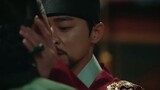 The King kisses his maid in " Captivating The King " episode 14