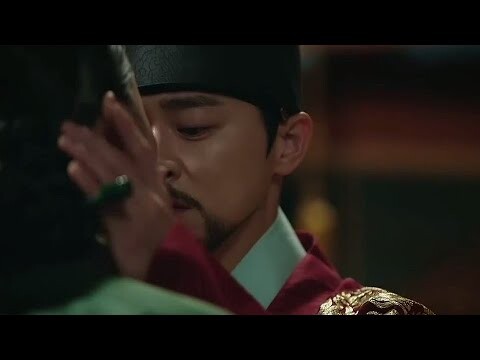 The King kisses his maid in " Captivating The King " episode 14