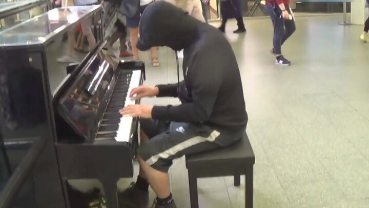 Celebrities hide their identities and show street pianos - how did the public react?