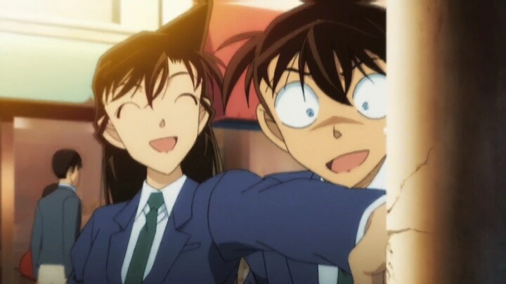 Shinichi và cô vợ nhỏ của anh ấy, à không không không, là Mao Lilan và cô vợ nhỏ của cô ấy