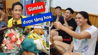 Simlet bất ngờ nhận được 2 bó hoa siêu to từ chàng Trai bí ẩn tại tiệm Bánh tráng trộn DIVA Cát Thy