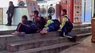 小孩子的快乐就是这么简单电器店门口一群小学生围着看电视