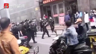 郑州大批警力持枪进入手机批发卖场 曾多人丢失手机后定位此地