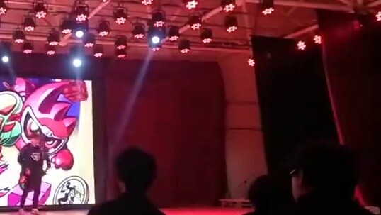 Openly transformed into a Kamen Rider at a school event, and jumped on stage for the first time [exc