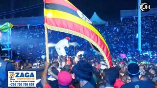 ENDUULU! Evuzze nga Dax Kartel alinye ku stage nga Ayimbira Bobi Wine MU NKUUKA .Laba love❤️