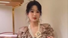 An interview video with Yang Zi's wife, recommending Christmas gifts for fans