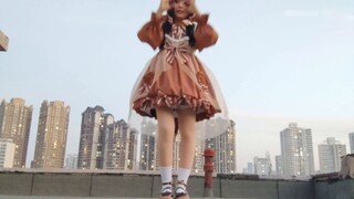 Little Up mengenakan boneka beruang kecil yang manis dan menari mengikuti pesta es krim di atap gedu