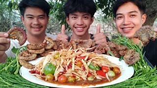 ส้มตำรสเเซ่บ ไส้ทอดหอมๆมันๆ แซ่บสุดๆมาเด้อครับพี่น้อง.