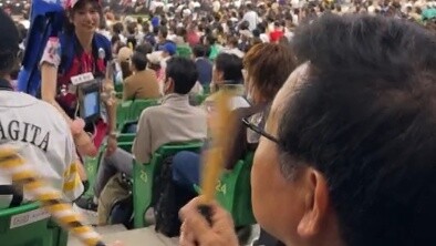The beverage girl at the Japanese baseball game is here again (0908)