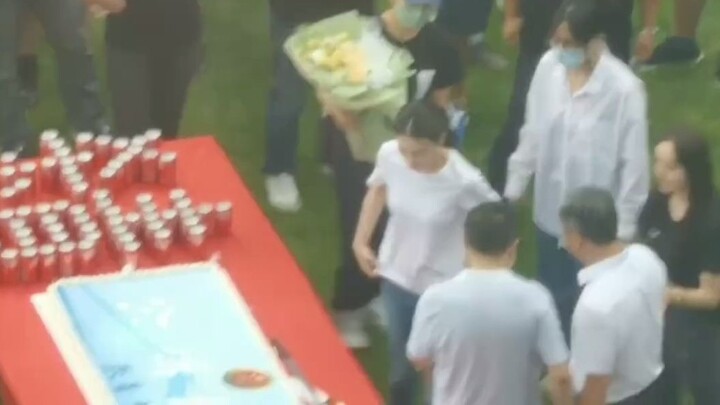 Reba was hit by flowers ~ Really cute! She even placed the knife for cutting the cake, so careful! [