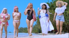 Cosplayer skin Nikke Super Gemoy Main di pantai Blue Water