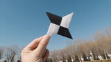 [Origami] Một chiếc phi tiêu giấy đơn giản có bay vòng lại được không?