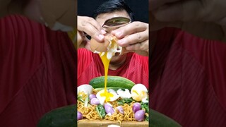 makan telur mentah + bawang merah mentah