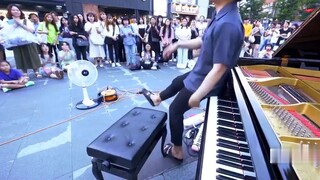 Para master ada di antara orang-orang, memperhatikan penampilan dari lima master piano jalanan yang 