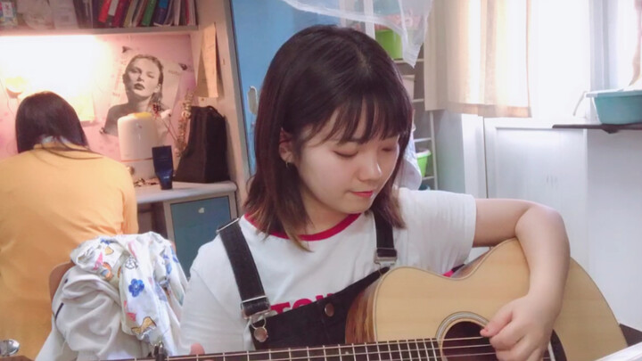 "Qing Tian"-Jay Chow. Menyanyi sambil bermain gitar.