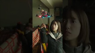 She gives her food to him💖#kdrama #alive #parkshinhye #ytshorts #shorts #kmovie