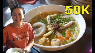 Gánh hàng rong bánh canh cua đông nghẹt khách nhờ món Mộc đặc biệt