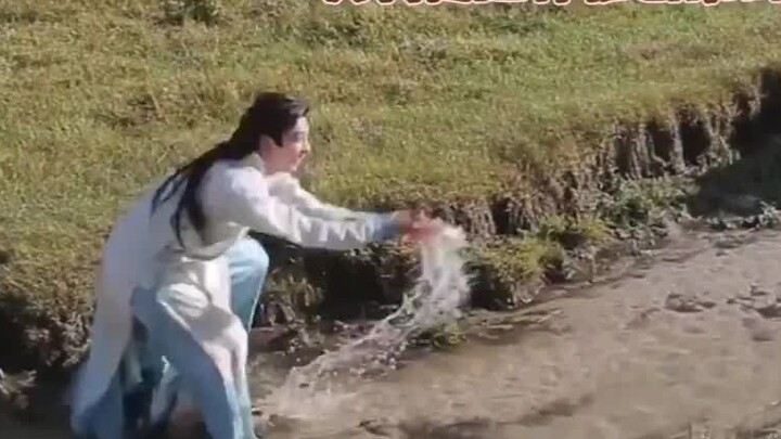 หลี่เฉิงหยินล้มลงในโคลนหลายครั้ง มันตลกมาก!