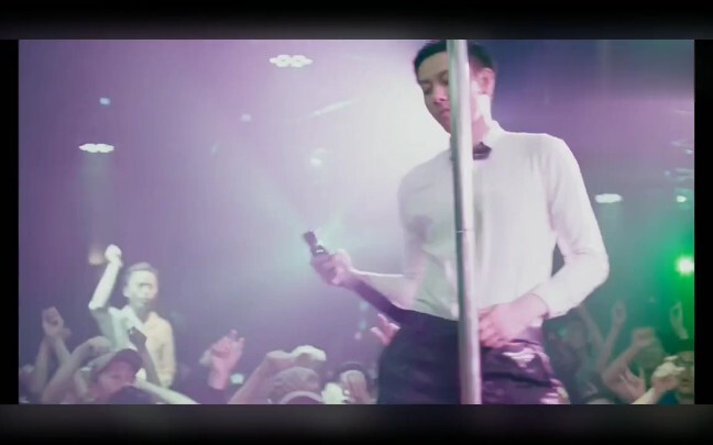 [Movie]A male bartender performed the pole dance|<Dying to Survive>