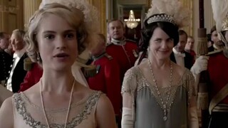 Downton Abbey: Downton Abbey Rose được mời chụp ảnh chung với Bệ hạ khi trưởng thành.