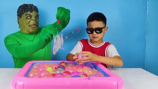 Hulk và em gái Ozawa chơi với đồ chơi bóng bay đầy nước, quái vật chân to đến gây rối và bị xua đuổi