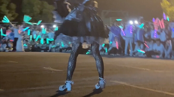 Tolong tunjukkan Xiao Shizuku menari house dance dengan celana Thailand di pesta api unggun sekolah